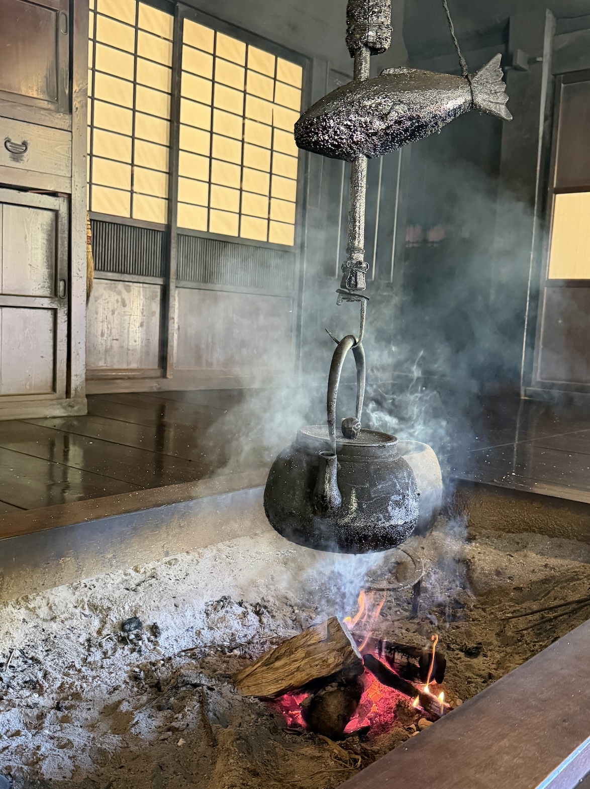 Traditional atmosphere inside Ichikokutochi Tateba Chaya