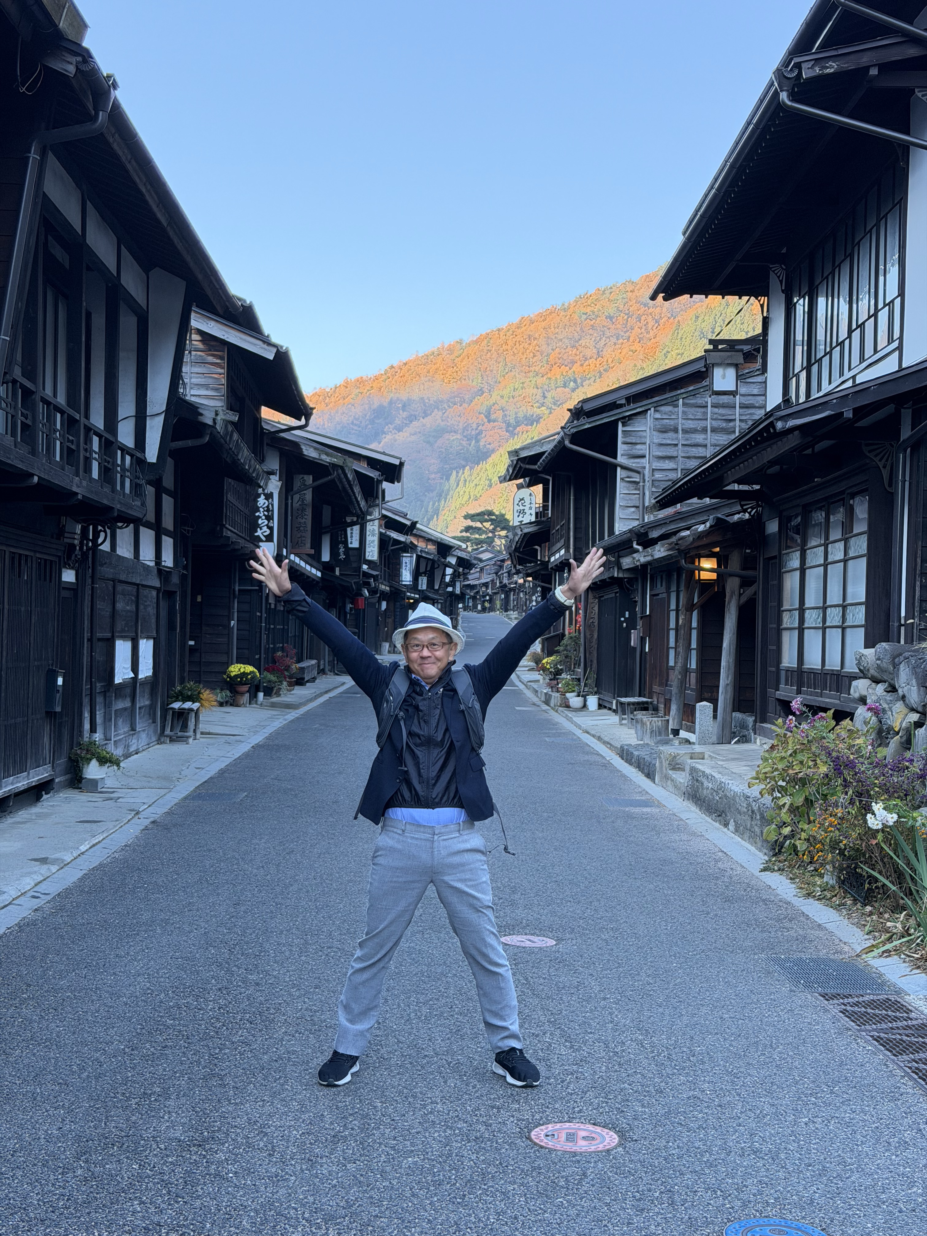Private Nakasendo guide Ryo Yoshimura leading guests in Central Japan